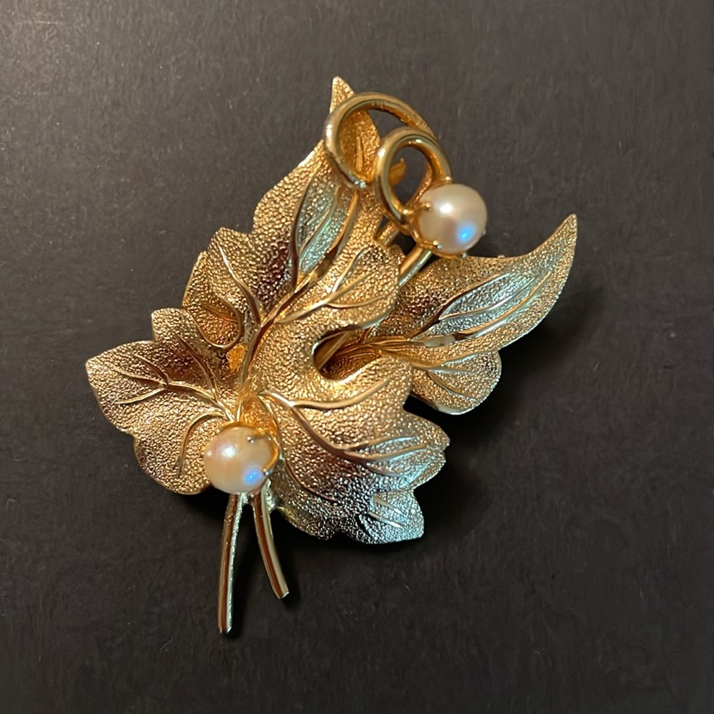 Gold and pearl brooch